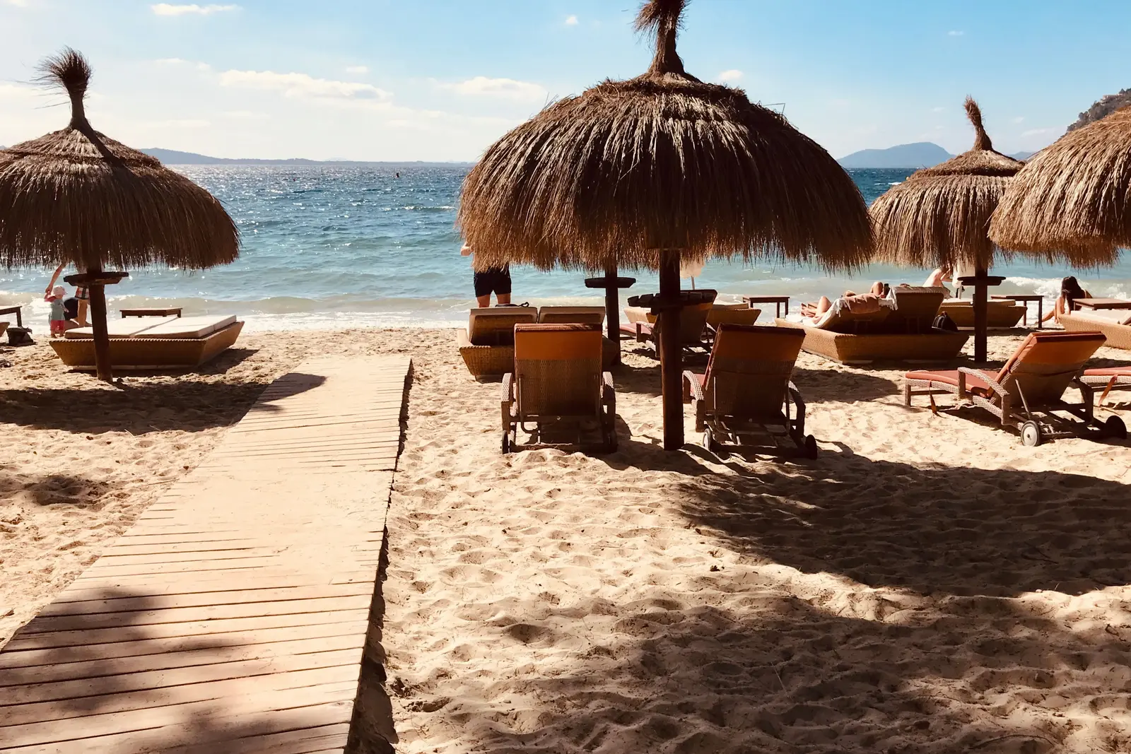 Mallorcas Top 10 Strandbars: Ein Führer zu den besten 'Chiringuitos' der Insel