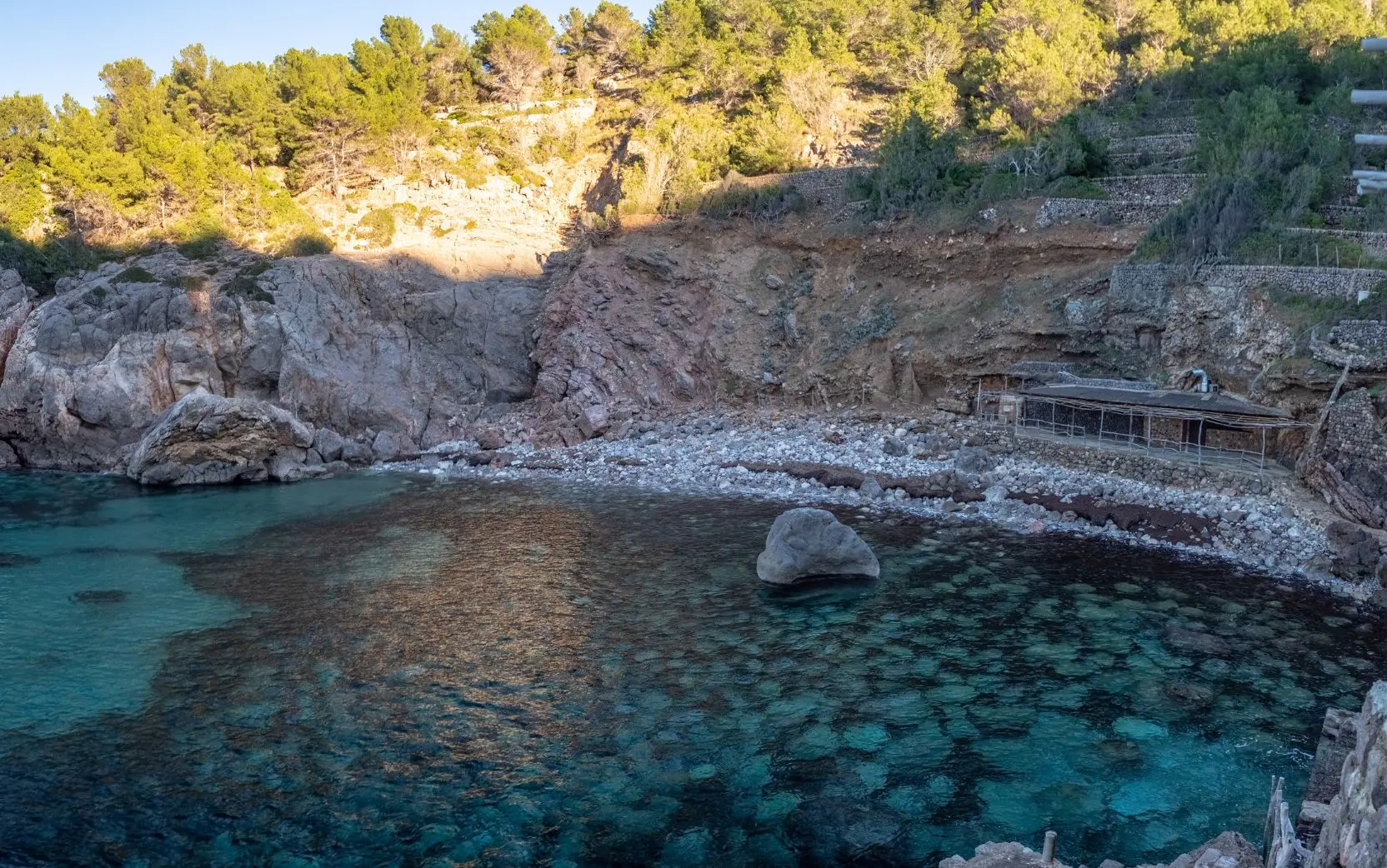 Erkundung der Cala Deia: Bewertung ihres Wertes als Reiseziel