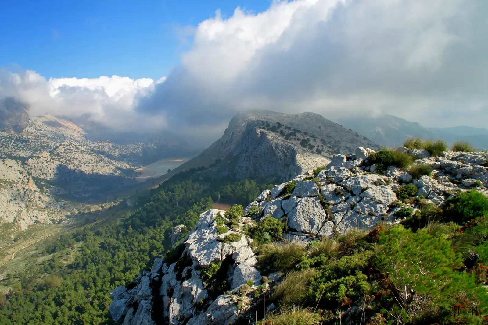 Serra de Tramuntana: Ein majestätisches Küstengebirge, das für seine atemberaubende natürliche Pracht bewundert wird