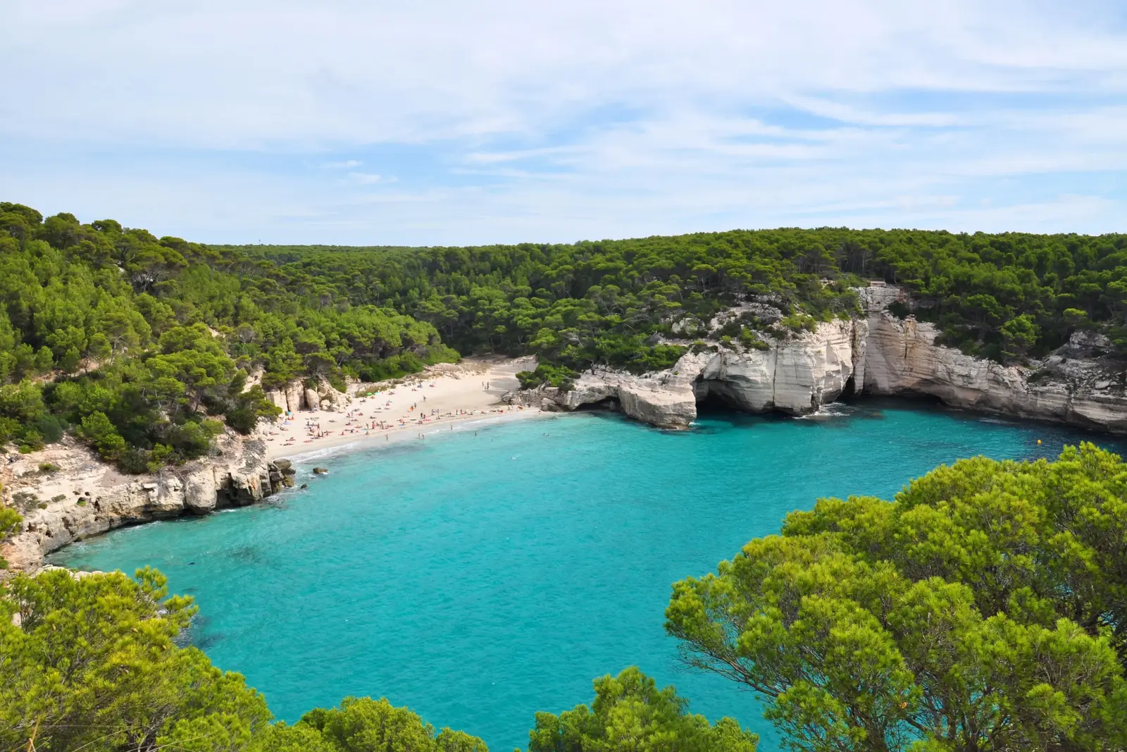 Cala Mitjana: Ein zeitloser Rückzugsort am Strand an Mallorcas Nordostküste